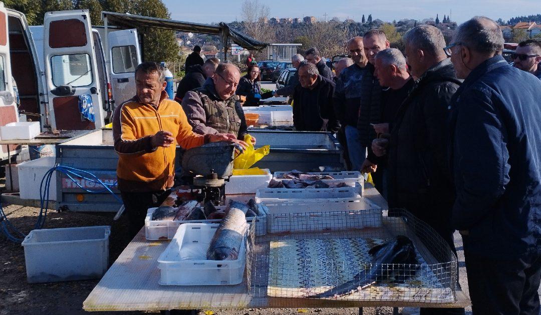 Na Veliki petak ispred Veletržnice velika potražnja za ribom i domaćim jajima