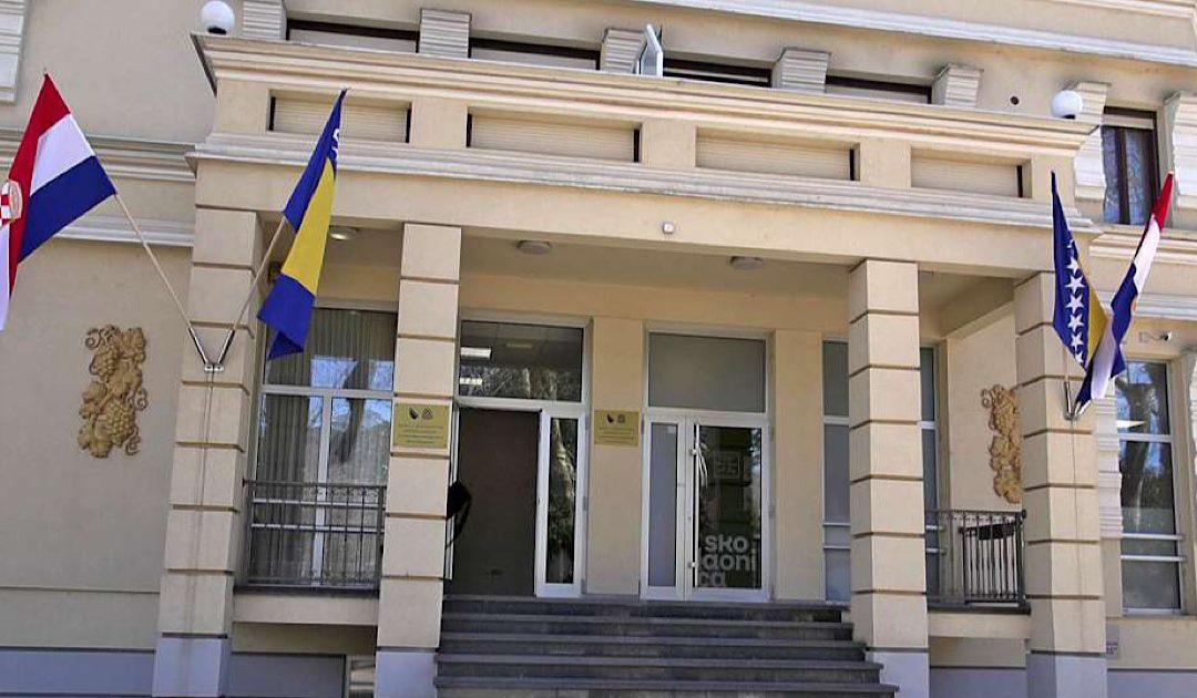 HNS BiH najoštrije osuđuje najnoviji čin skrnavljenja katoličkih simbola Hrvata i ispisivanja grafita koji sadrže govor mržnje prema Hrvatima u Uskoplju