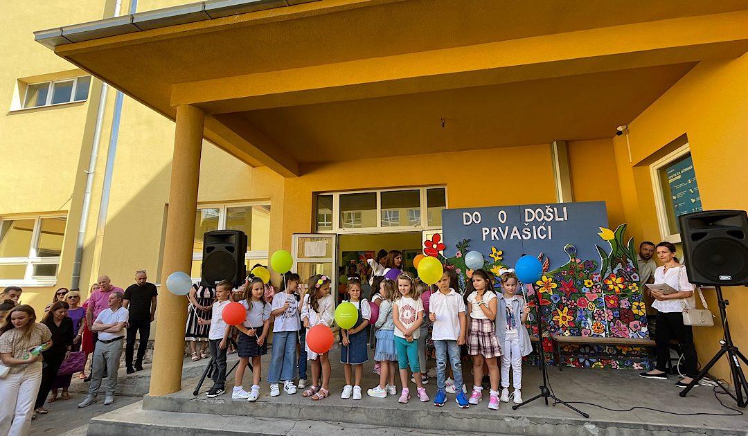 Počela nova školska godina, prvašići svečano dočekani prvog dana škole