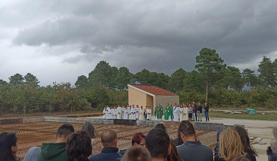 U Bobanovom Selu blagoslovljen temelj spomen parka Svehrvatskog progonstva i novog pastoralnog centra