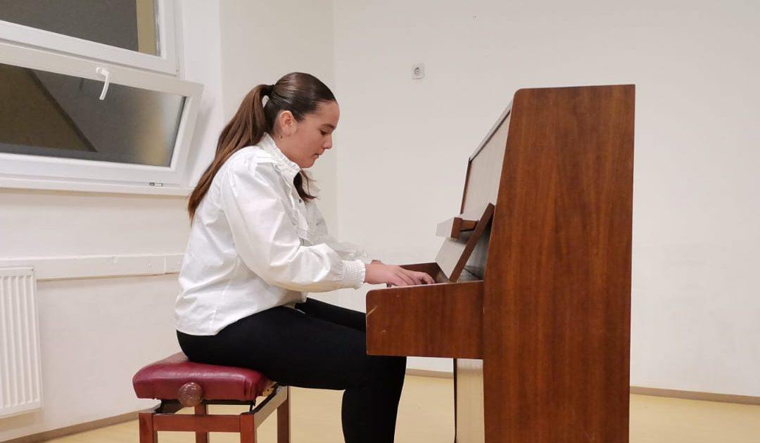 Glazbeni odjel OŠ “Vladimira Pavlovića” održao tradicionalni Božićni koncert