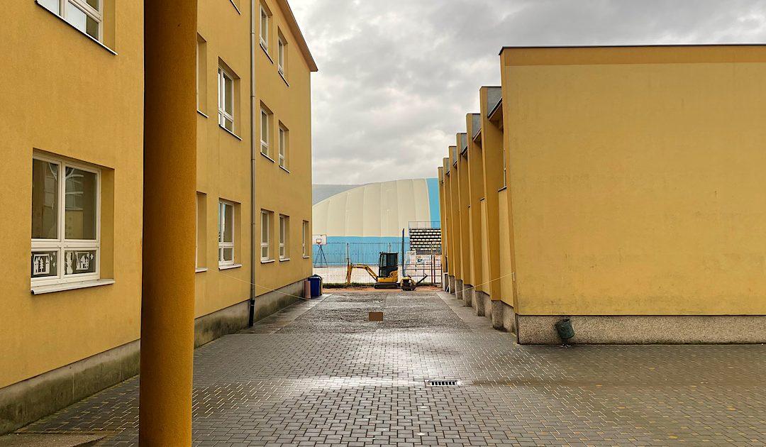 U tijeku radovi na uređenju školskog dvorišta OŠ Vladimira Pavlovića