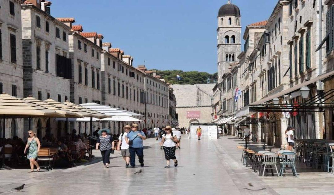 Konobari i kuhari iz BiH spremaju se za sezonu u Hrvatskoj, plaće iznad 2.000 eura