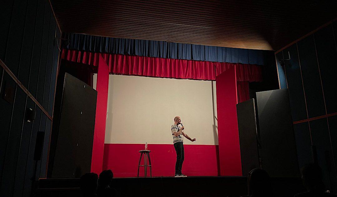 AUDIO: Stand-up komičar Tomislav Primorac izvedbom “Ja sam ti takav” nasmijao čapljinsku publiku