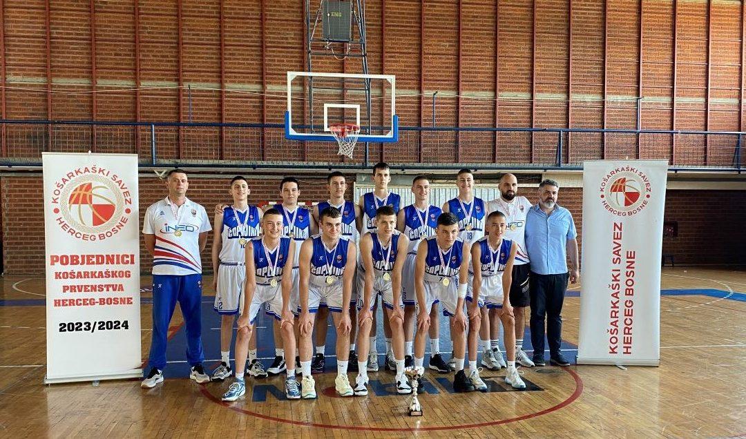 AUDIO: Kadeti Košarkaškog kluba Čapljina podignuli pokal za osvojenu Ligu mladih Košarkaškog saveza Herceg-Bosne