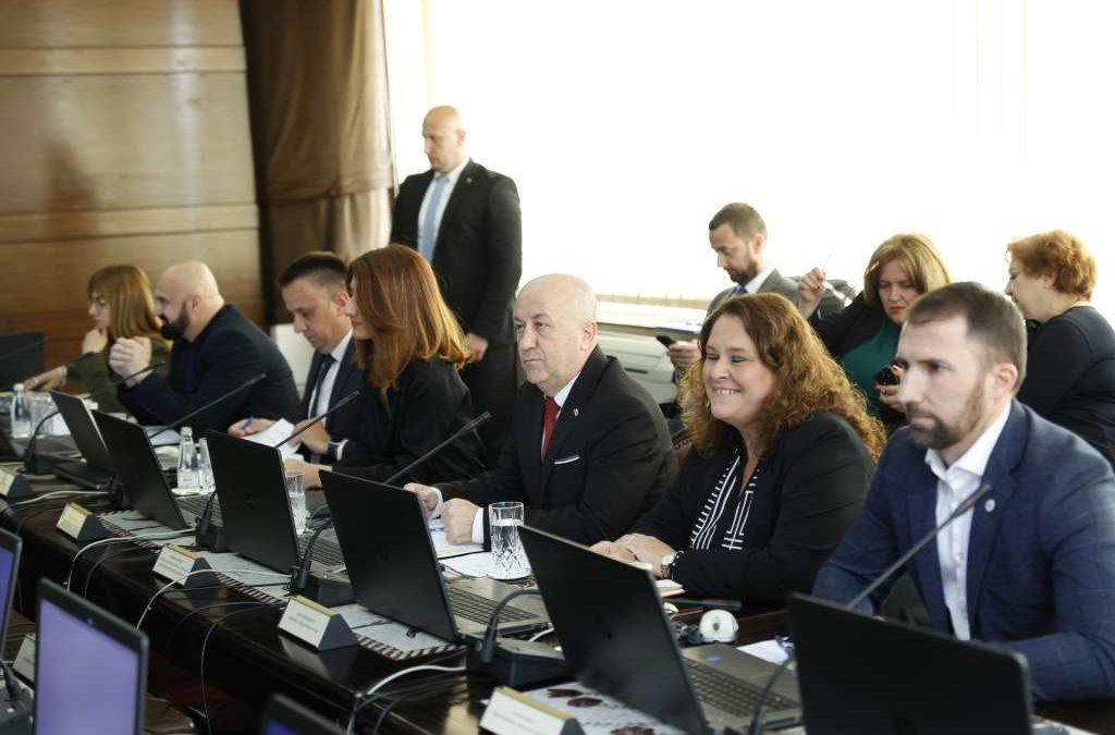 Donesena uredba o isplati 1.000 KM novčane pomoći porodiljama za novorođeno dijete u FBiH