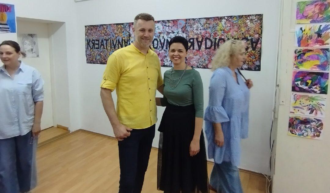 AUDIO: U galeriji “Tau” predstavljeni radovi 45 polaznika kreativne likovne radionice koju su vodili Jelena i Trpimir Grgić