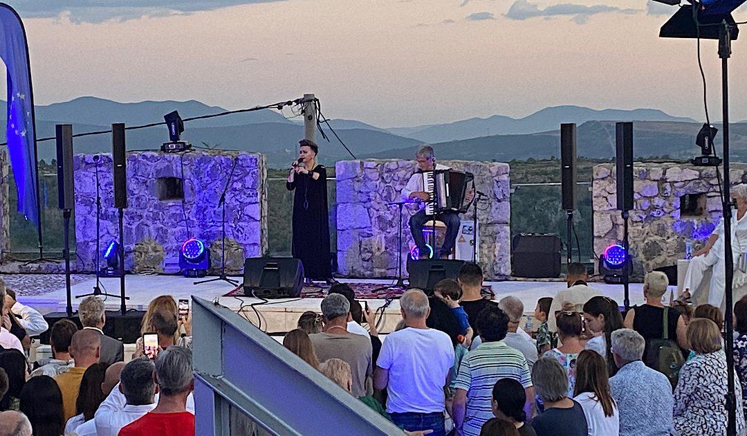 Brojni posjetitelji uživali u koncertu Amire Medunjanin u Počitelju