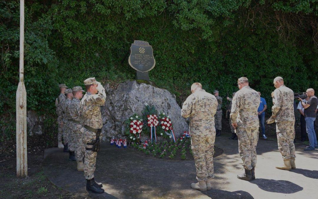 Središnjim skupom zahvale hrvatskim braniteljima podno spomen-obilježja u Počitelju započela 32. manifestacija Lipanjske zore hrvatske Hercegovine