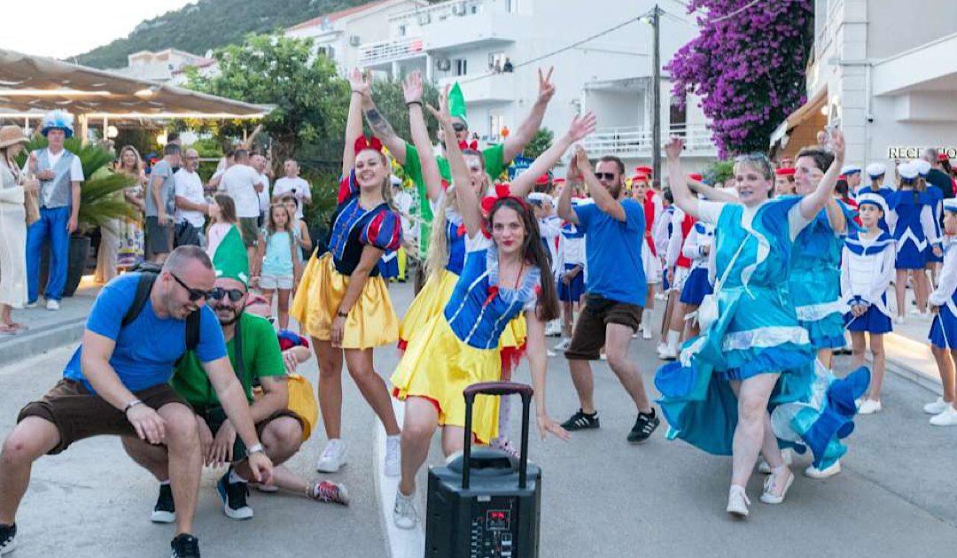 Održan prvi Međunarodni ljetni turistički karneval u Neumu