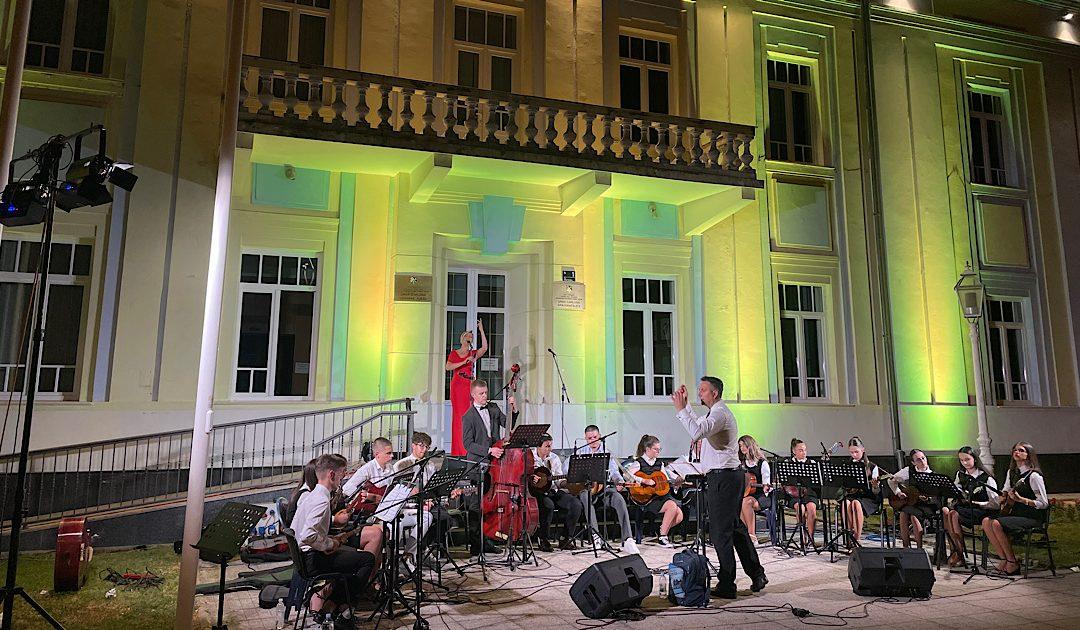 Na Trgu kralja Tomislava održan koncert Tamburaškog orkestra “Misericordia”