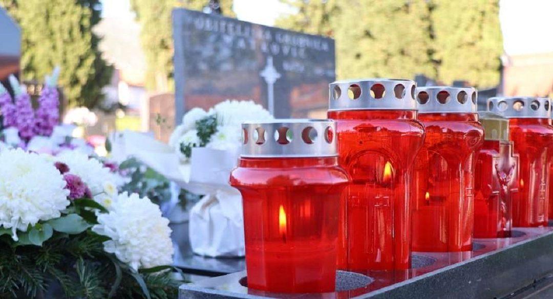 Blagdan je Svih svetih – katolici obilaze grobove svojih najmilijih