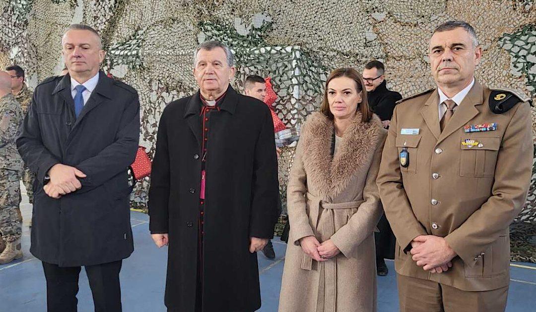 Gradonačelnica Iva Raguž nazočila božićnom druženju u vojarni „Božan Šimović“