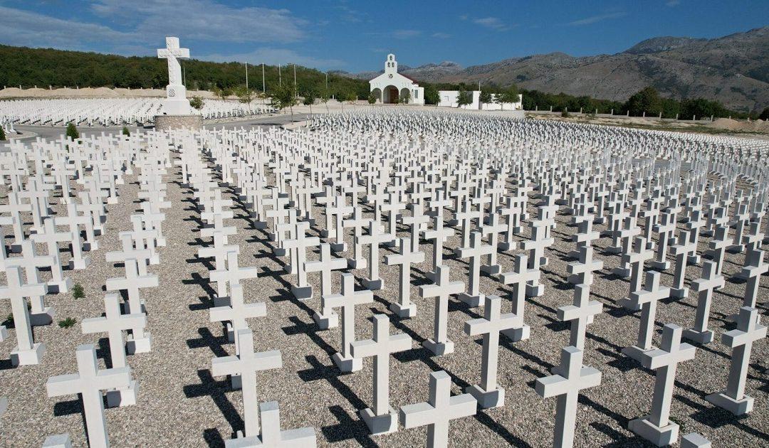 Podizanje križeva na Groblju mira – Bile