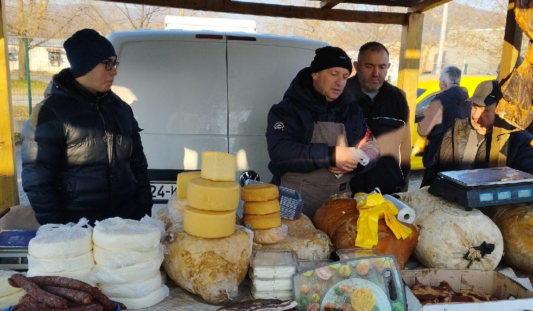 AUDIO: Ispred čapljinske Veletržnice raznovrsna ponuda domaćeg sira