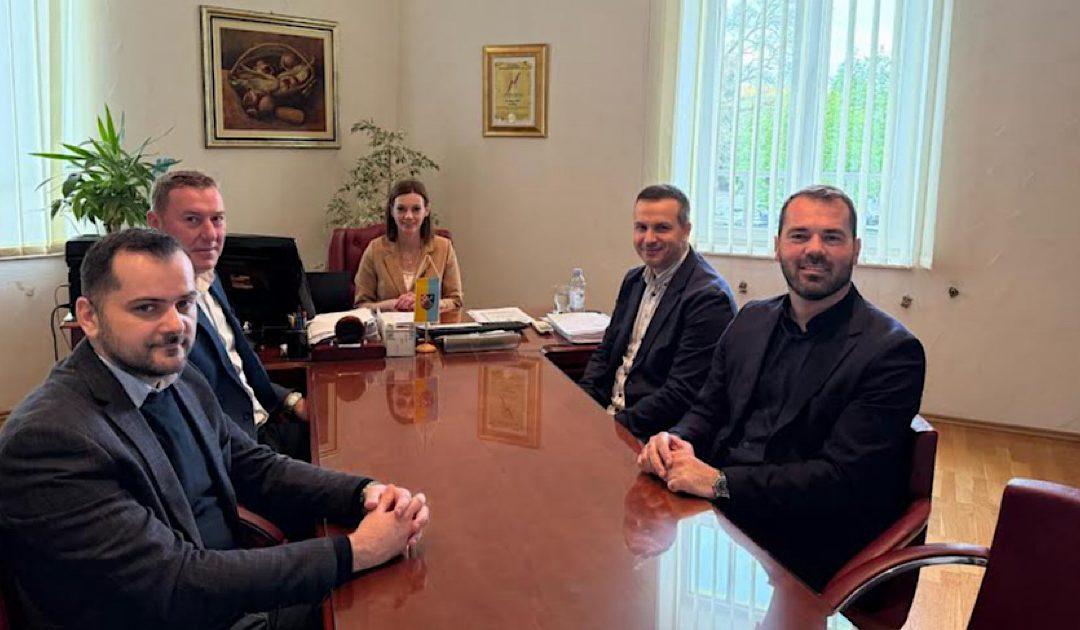 Gradonačelnica Iva Raguž održala sastanak s ravnateljem T.Z. HNŽ-a Anđelkom Maslaćem i direktorom zračne luke Mostar Markom Đuzelom