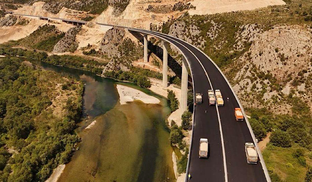 U FBiH ima 1.165 mostova, 94 tunela, te 2.471 km magistralnih i 2.605 km regionalnih cesta