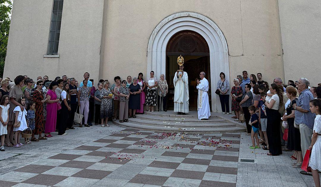 Svečanom procesijom vjernici proslavili blagdan Tijelova