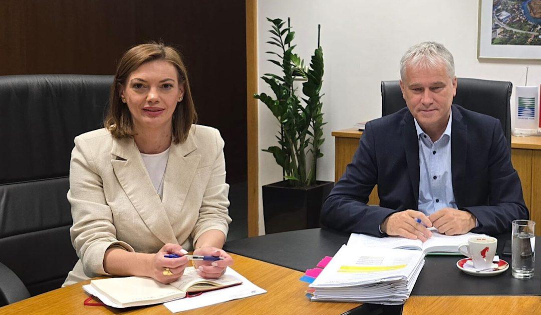 Gradonačelnica Iva Raguž posjetila Hrvatske vode, na sastanku se razgovoralo o zajedničkim projektima i budućoj suradnji