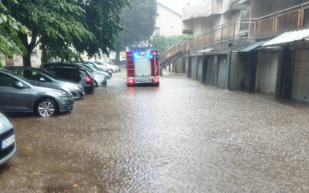 Velika količina padalina prouzročila plavljenje više podrumskih objekata, dvorišta, te parkinga i dijelova gradskih ulica