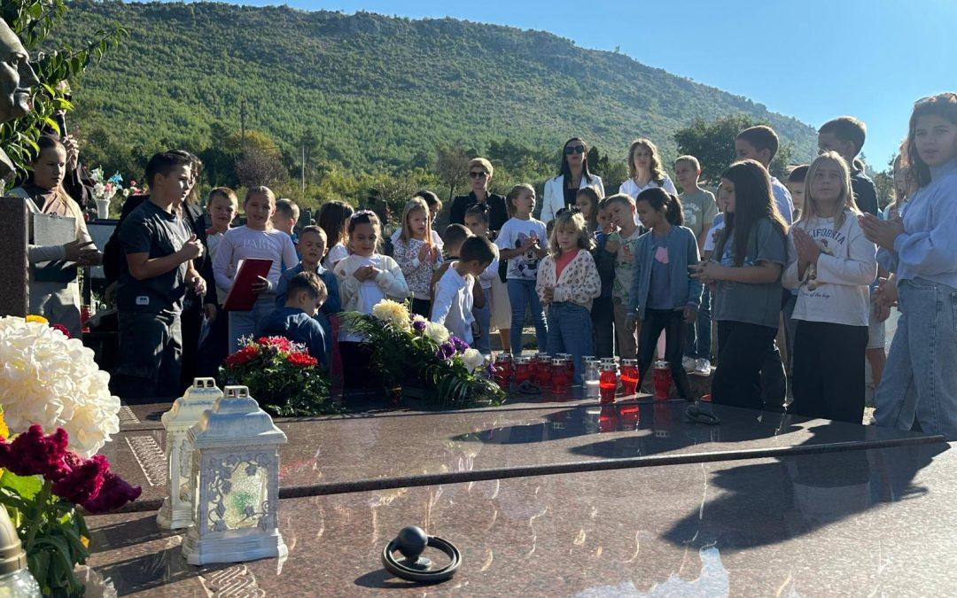 Obilježavanje Dana Osnovne škole Vladimira Pavlovića u Čapljini započelo molitvom na književnikovom grobu