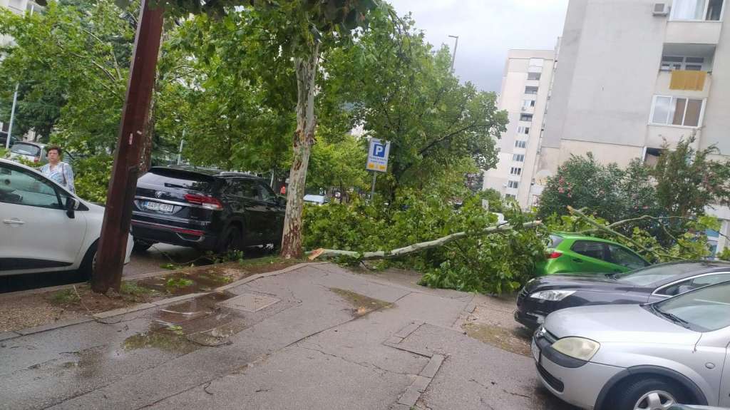 HNŽ: Velike štete nakon nevremena, stabla blokirala promet, u Jablanici postavljene vreće s pijeskom