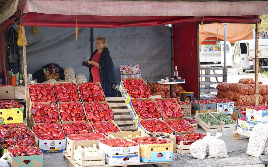 Na čapljinskoj Veletržnici bogatstvo ponude plodova rane jeseni – ispred Veletržnice nudi se usluga kiseljenja kupusa