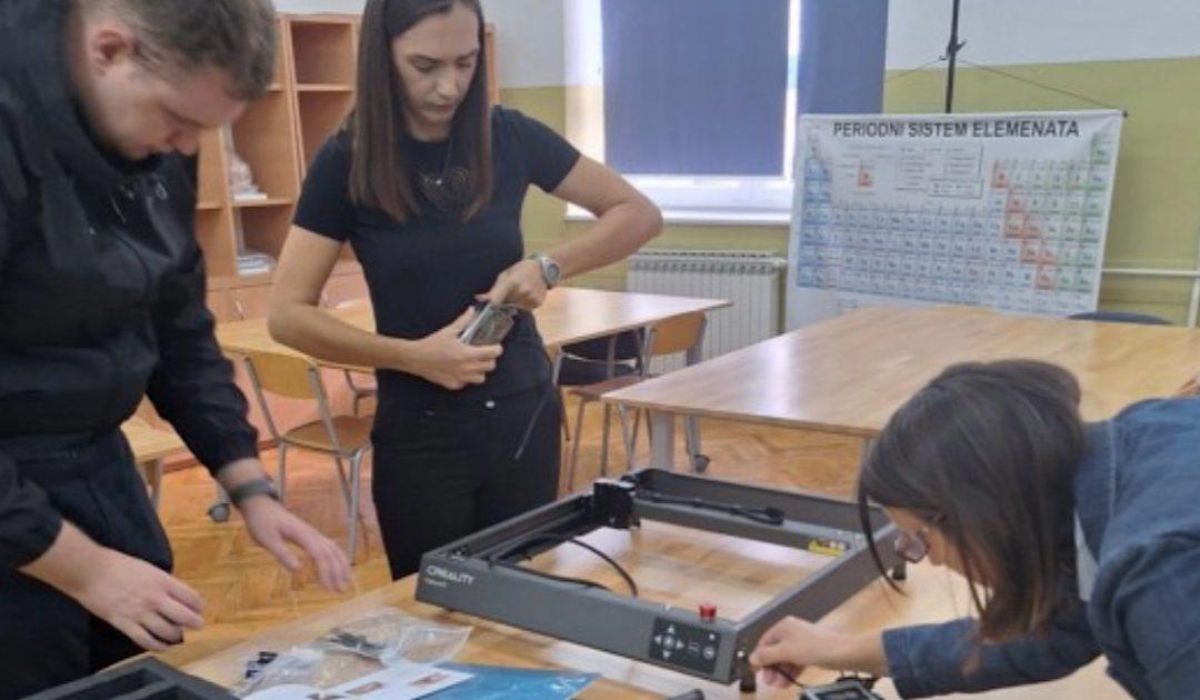 Centar za mlade Čapljina donirao Srednjoj školi laserski stroj za graviranje