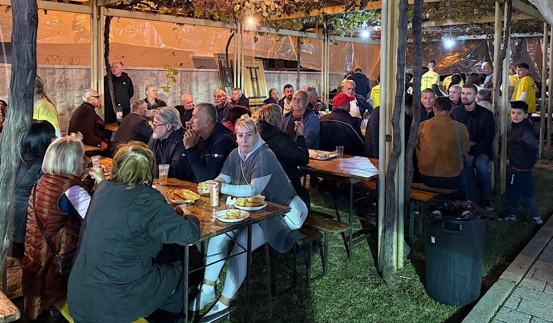 Foto: Mnoštvo ljudi uživalo na tradicionalnoj “Ribarskoj večeri”