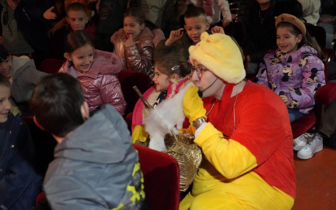 FOTO | Osnovnoškolci uživali u predstavi “Uzbuna u snježnoj šumi”