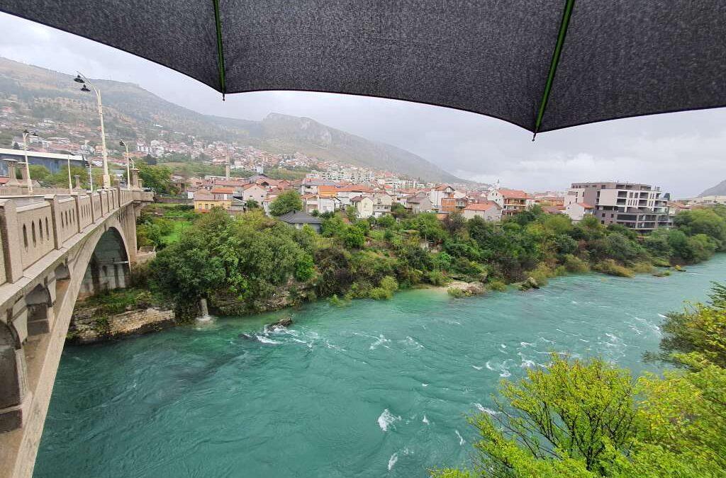 Nadležne institucije FBiH izdale crveno upozorenje zbog obilnih padalina, apel građanima na oprez