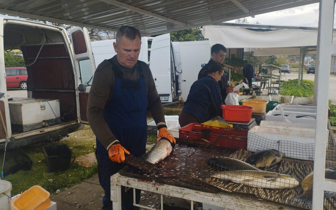 Na Veletržnici slabija ponuda povrća, ispred Veletržnice na Veliki petak velika potražnja za ribom