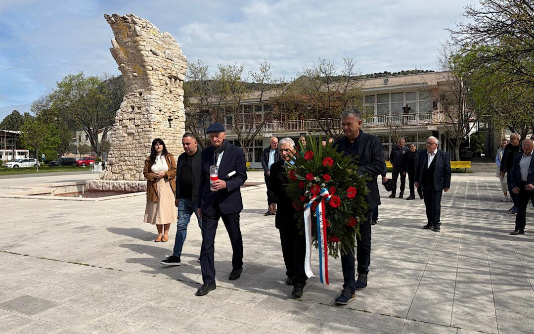 FOTO| Položeni vijenci i zapaljene svijeće žrtvama Drugog svjetskog rata i poraća
