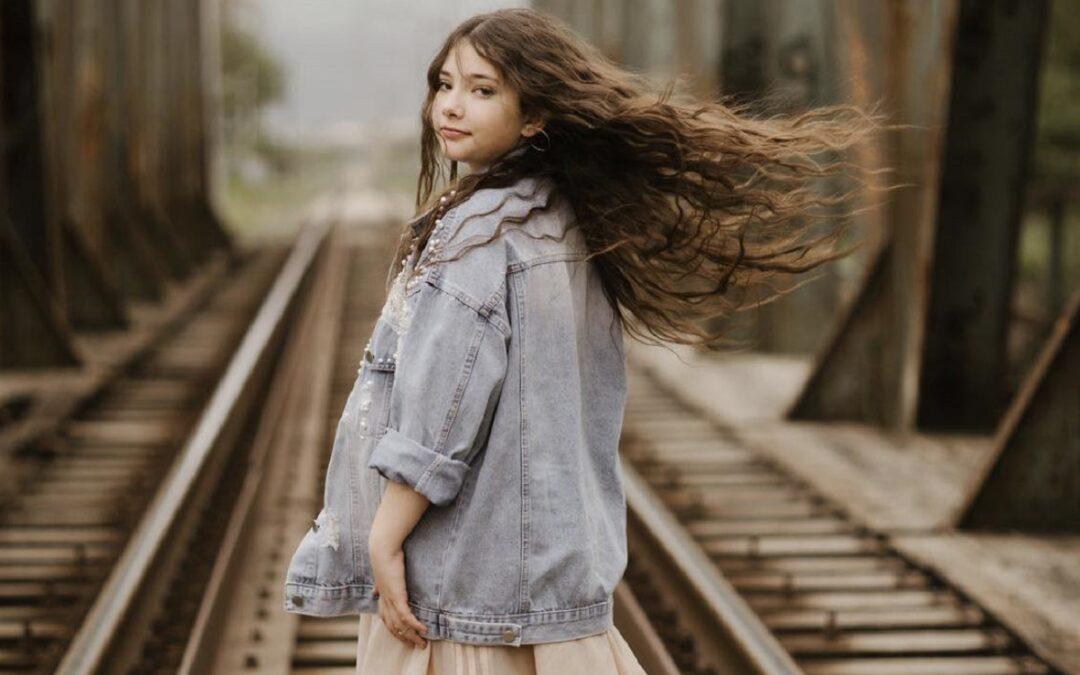 Ena Nižić, mlada glazbenica iz Metkovića, objavila svoj prvi autorski singl „Tajne staze“