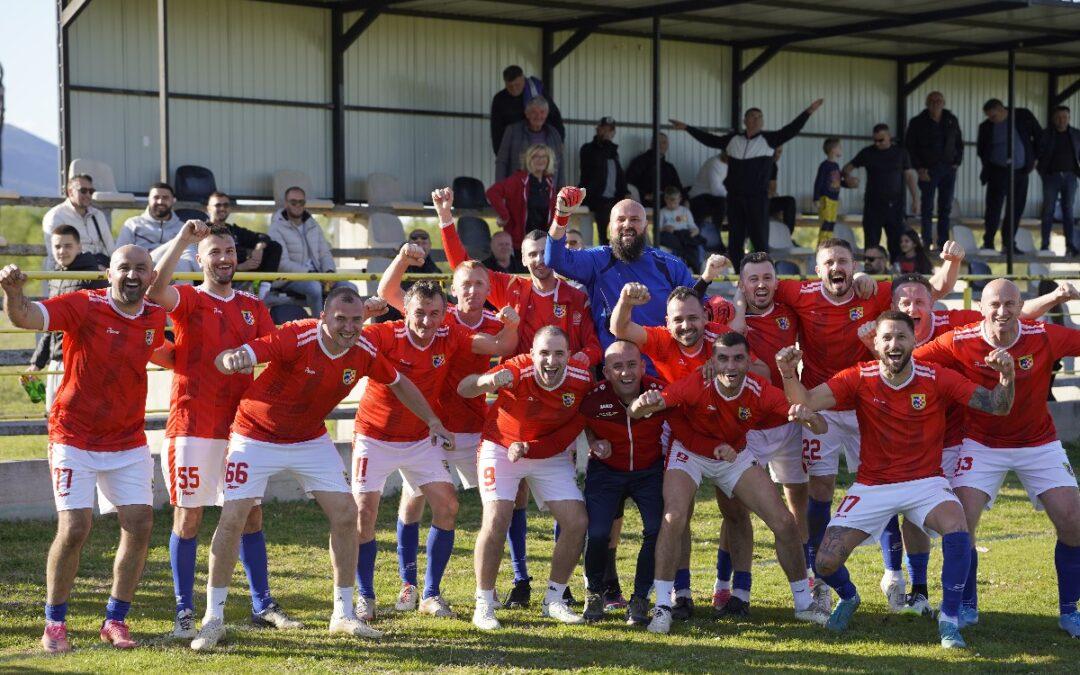 Foto: “Stari” nakon penala slavili protiv “Mladih” u humanitarnoj utakmici u Čeljevu