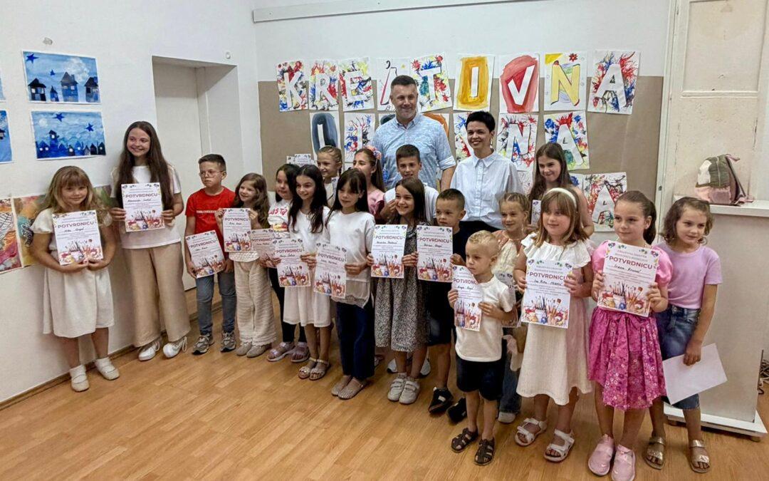 Izložba radova polaznika Kreativne likovne radionice otvorena u Galeriji Tau