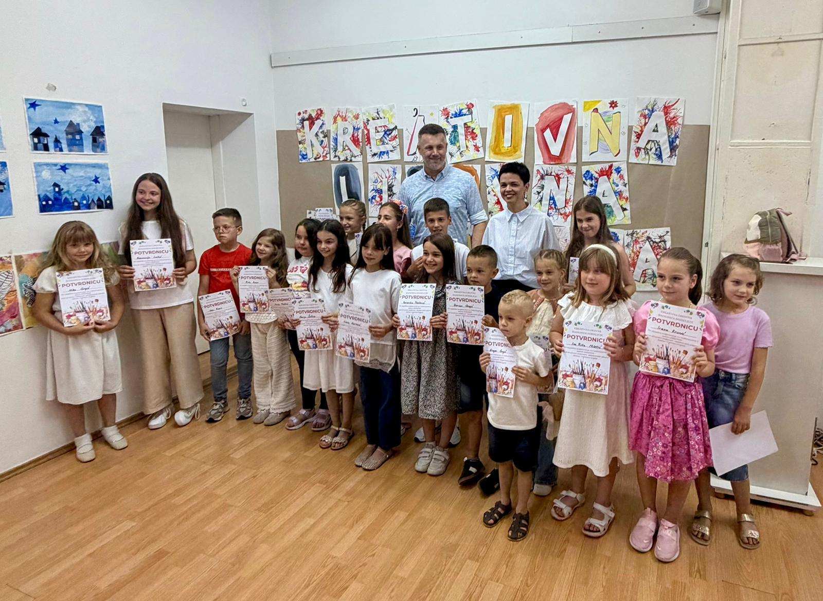 TGslike 01 polaznici likovne radionice sa voditeljima