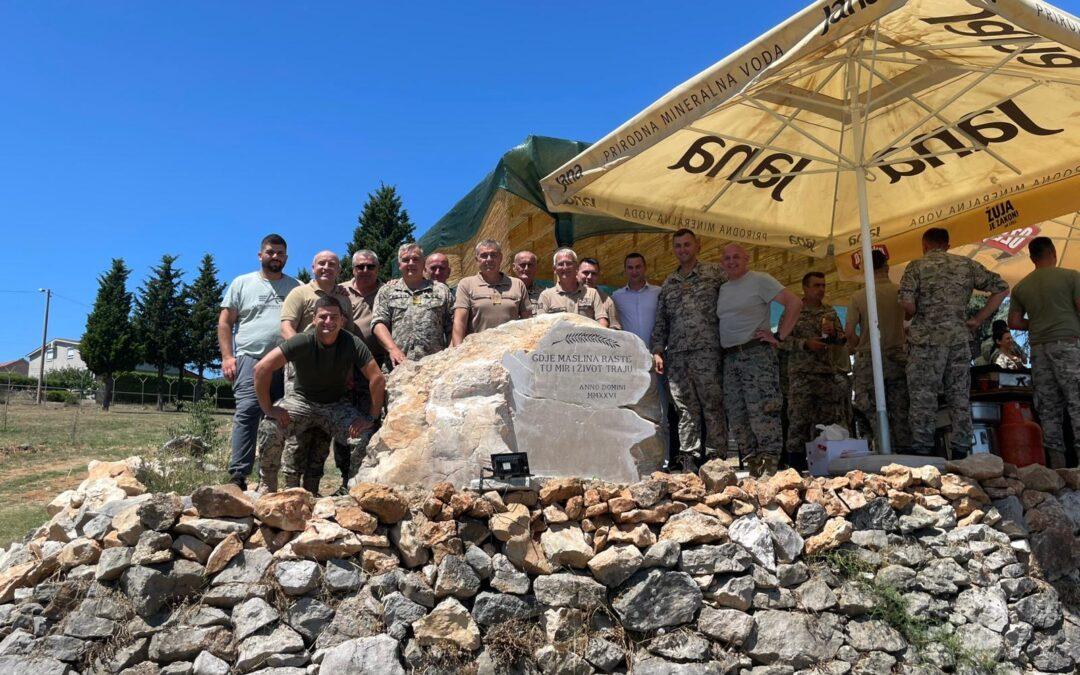 FOTO| Pripadnici Oružanih snaga zasadili maslinik i dodatno otvorili vojarnu prema zajednici