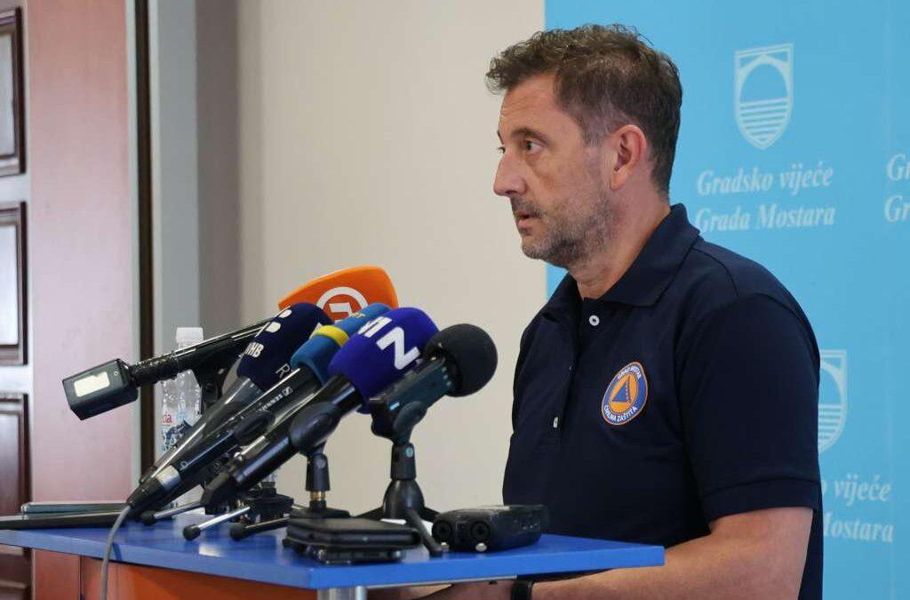 Situacija u Mostaru se stabilizira, krenuo odvoz otpada iz grada