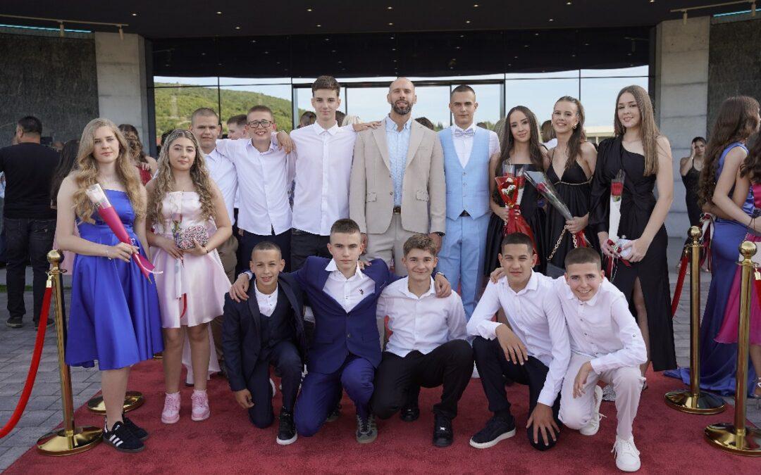 Foto|Audio| 117 malih maturanata OŠ Vladimira Pavlovića proslavilo završetak osnovne škole