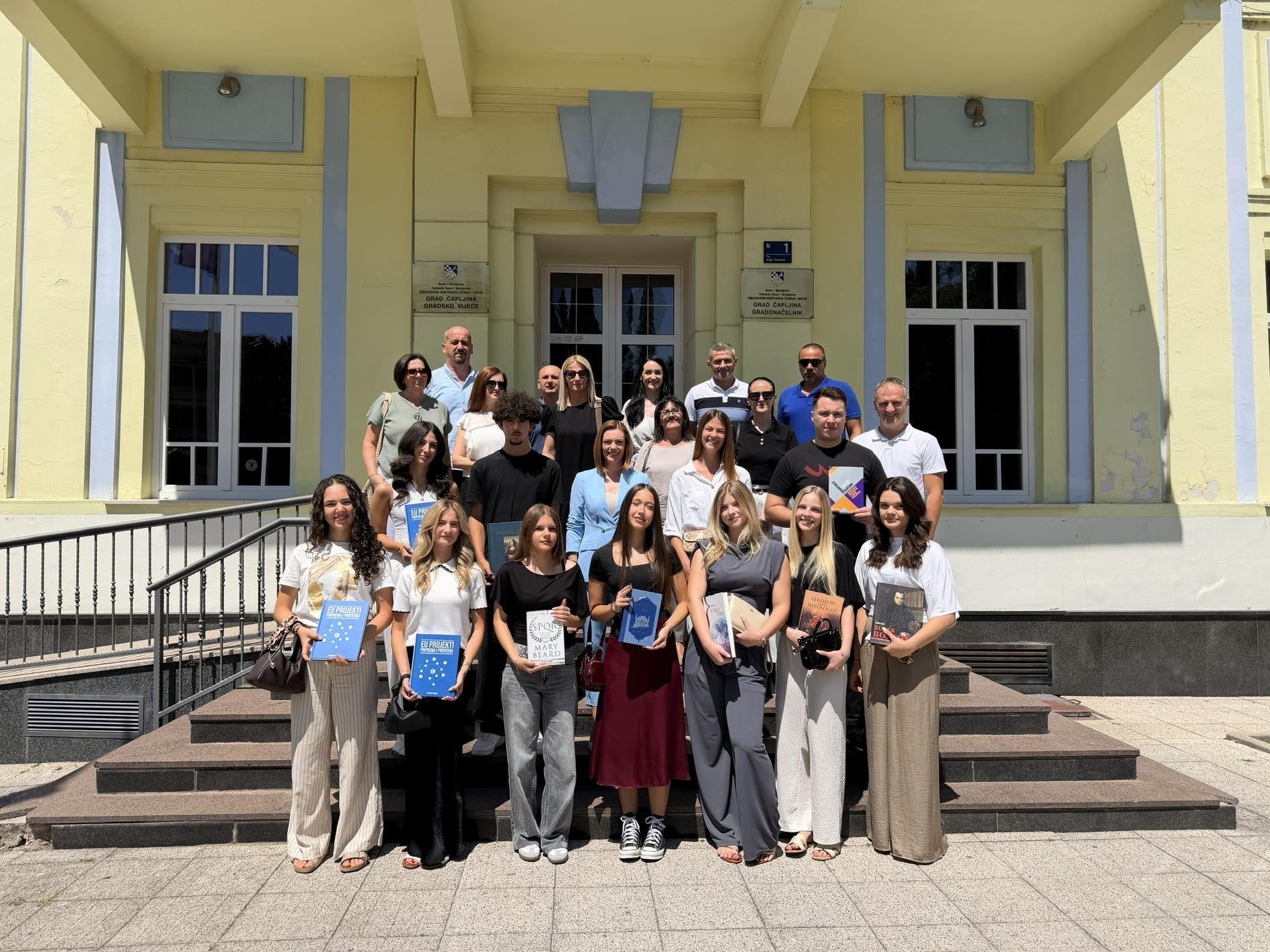 FOTO: Upriličen svečani prijem nagrađenih učenika osnovnih i srednje škole FOTO: Upriličen svečani prijem nagrađenih učenika osnovnih i srednje škole