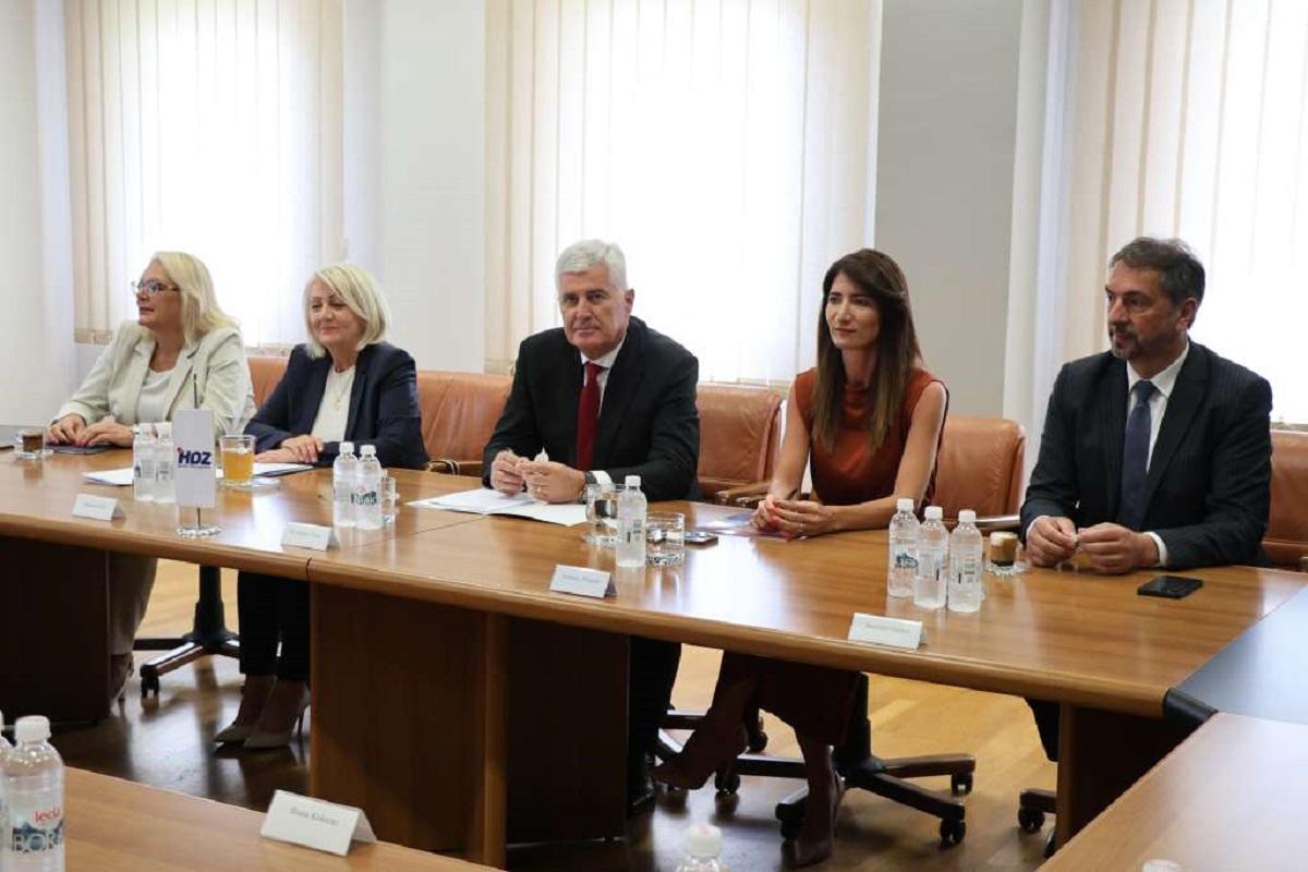 Iz HDZ-a BiH i SNSD-a poručili: Vratiti BiH pod okrilje Ustava i ukinuti odluke OHR-a Iz HDZ-a BiH i SNSD-a poručili: Vratiti BiH pod okrilje Ustava i ukinuti odluke OHR-a