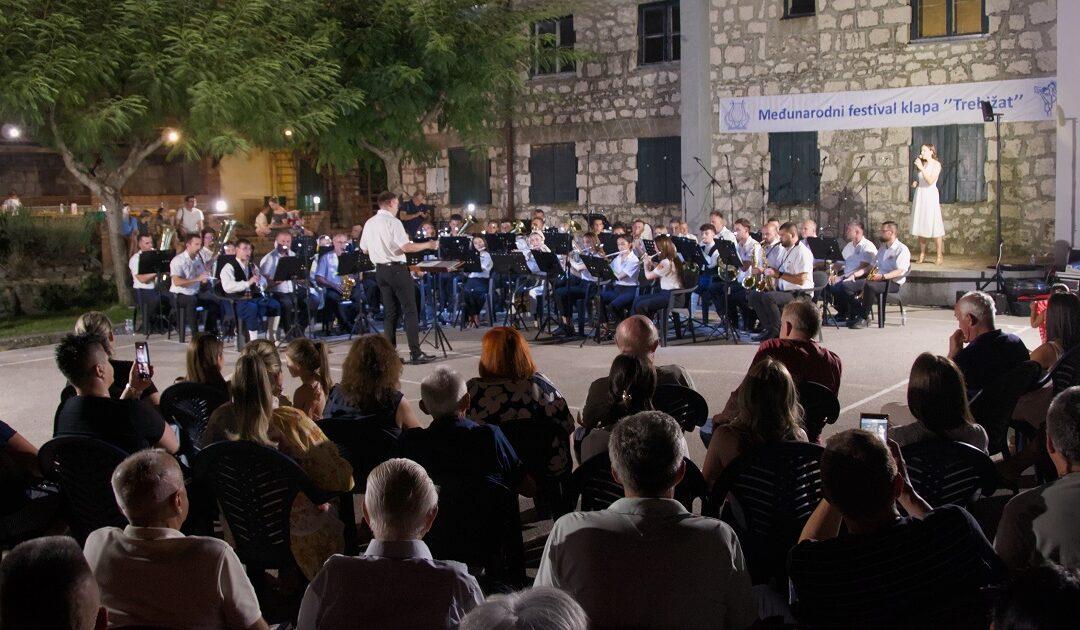 Trebižatska večer okupila brojne posjetitelje uz glazbu, pjesmu i ples