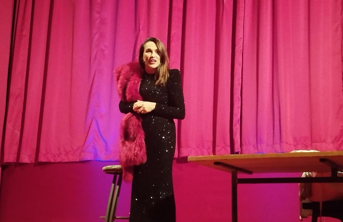 Marijana Mikulić u Čapljini: „MARE“ nasmijala publiku, ali otvorila i važne životne teme Marijana Mikulić u Čapljini: „MARE“ nasmijala publiku, ali otvorila i važne životne teme