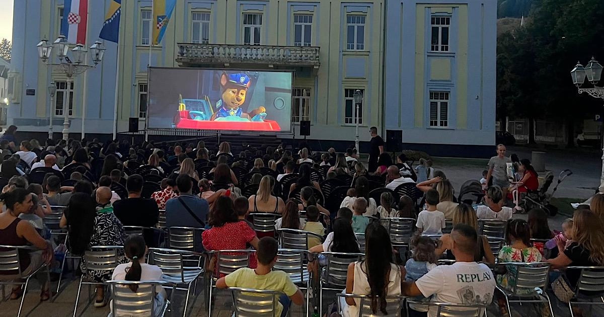 Brojni posjetitelji uživali u kinu na otvorenom u Čapljini Brojni posjetitelji uživali u kinu na otvorenom u Čapljini