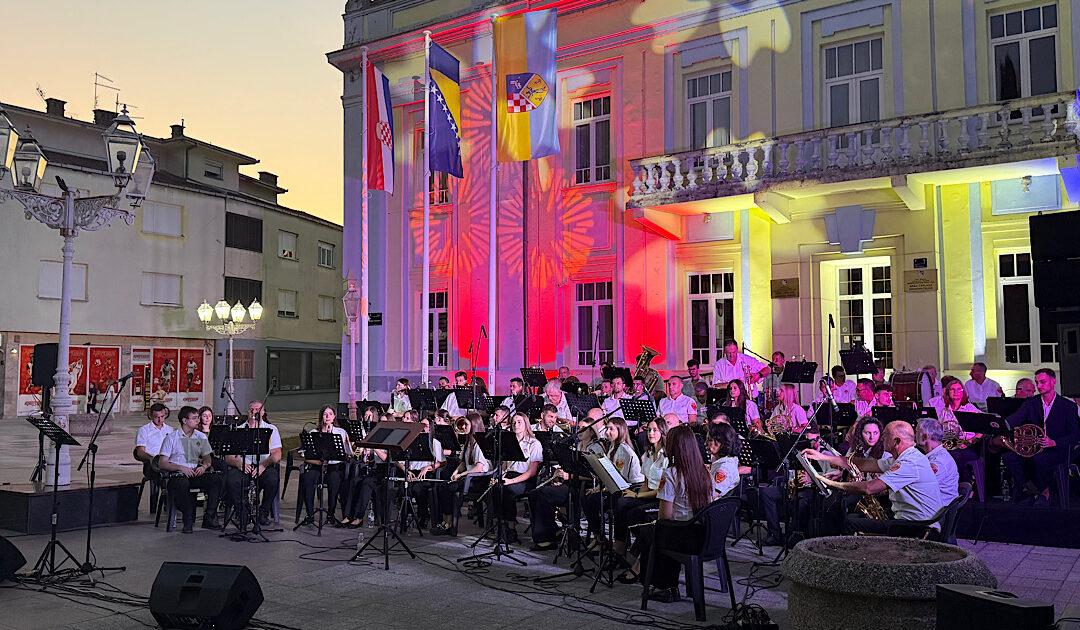 Koncert „Pjesmom za grad“ okupio brojne građane na Trgu kralja Tomislava