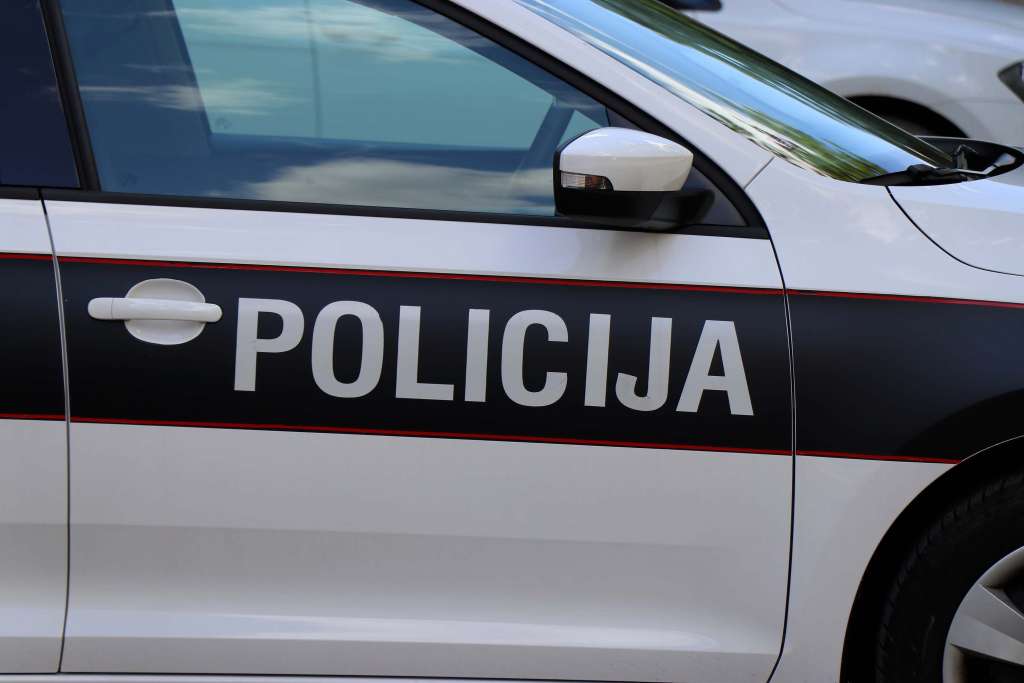 Policija pri pretresima u Čapljini i Strugama pronašla marihuanu i amfetamin, uhićena jedna osoba Policija pri pretresima u Čapljini i Strugama pronašla marihuanu i amfetamin, uhićena jedna osoba